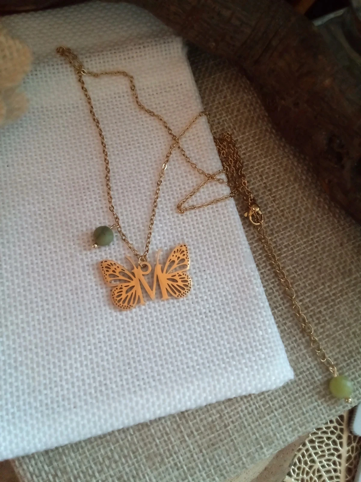 Colar borboleta com nome letra M e pedras de jade – photo 4